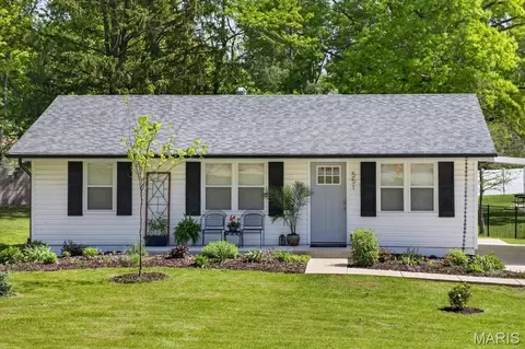 551 Saint Josephs Dr, Ballwin, MO 63021