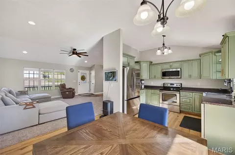Dining - 20990 Hideaway Ln, Saint Robert, MO 65584 photo 2 of 3