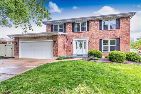 701 Oak Run Ln, Ballwin, MO 63021