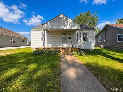 417 N 3rd St, Dupo, IL 62239