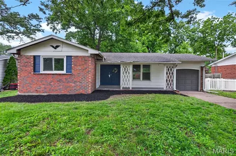 2195 Somerset Dr, Florissant, MO 63033