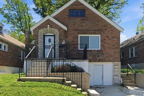 6758 Kenwood Dr, Saint Louis, MO 63121