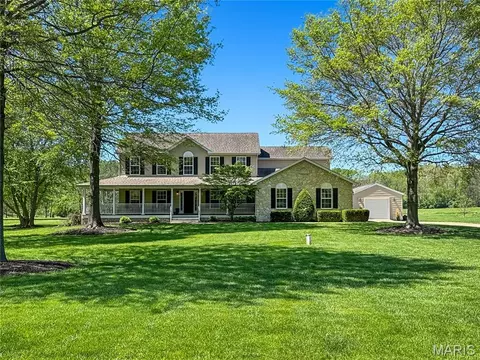 18 Forest Hills Dr, Washington, MO 63090