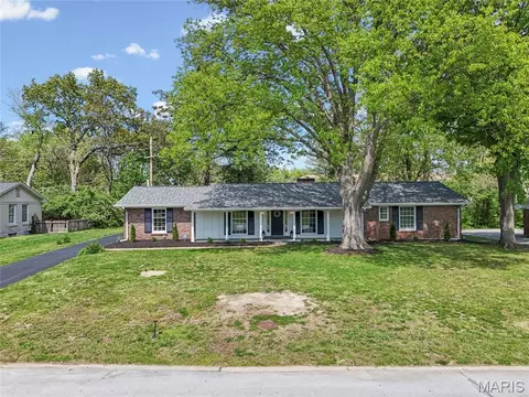 11967 Randy Dr, Creve Coeur, MO 63141