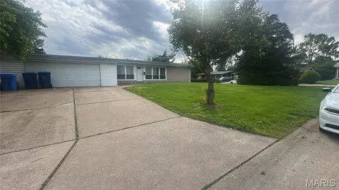 1870 Flicker Dr, Florissant, MO 63031