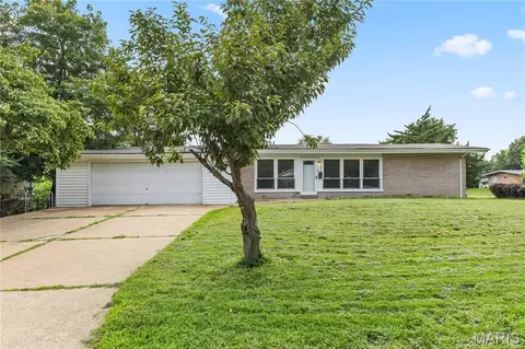 1870 Flicker Dr, Florissant, MO 63031