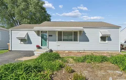 831 Loekes Dr, Florissant, MO 63031