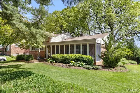 1140 E Parkedge Ln, University City, MO 63130