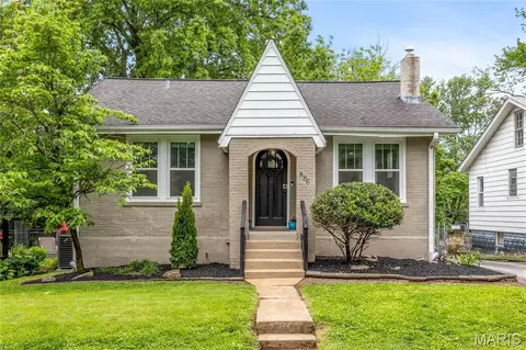 886 Warwick Ln, Glendale, MO 63122