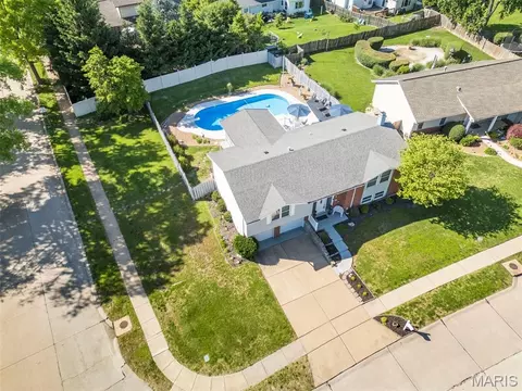 12741 Parkway Estates Dr, Saint Louis, MO 63146