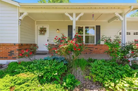 Exterior - 806 Pepper Ln, O'fallon, MO 63366 photo 2 of 9