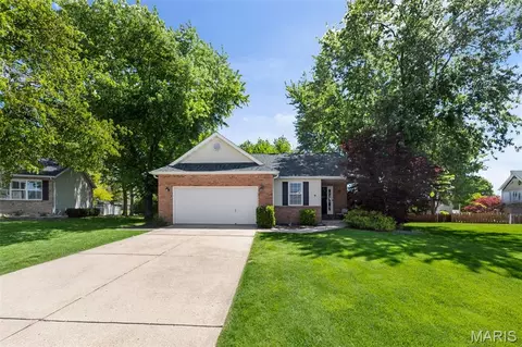 9 Jennifer Dr, Glen Carbon, IL 62034