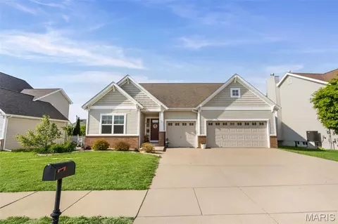 2648 Cheyenne Wells Dr, Belleville, IL 62221