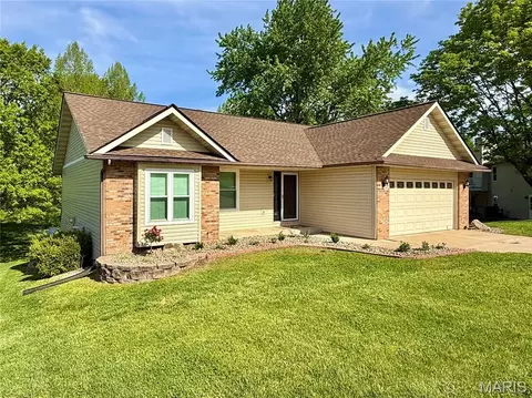 20 Englewood Dr, Glen Carbon, IL 62034