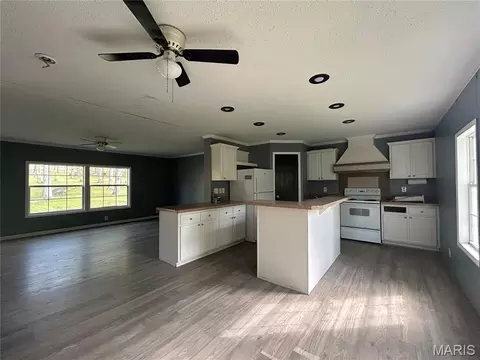 Kitchen - 323 Shamrock Ln, Bourbon, MO 65441 photo 15 of 17
