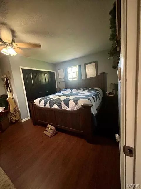 Bedroom - 323 Shamrock Ln, Bourbon, MO 65441 photo 4 of 11