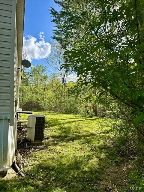 Exterior - 323 Shamrock Ln, Bourbon, MO 65441 photo 12 of 26