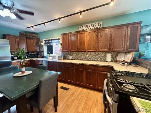 Kitchen - 323 Shamrock Ln, Bourbon, MO 65441 photo 10 of 17