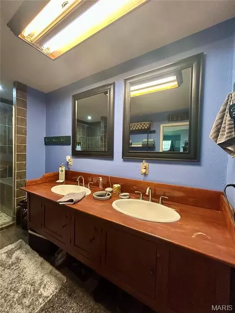 Bath - 323 Shamrock Ln, Bourbon, MO 65441 photo 6 of 12
