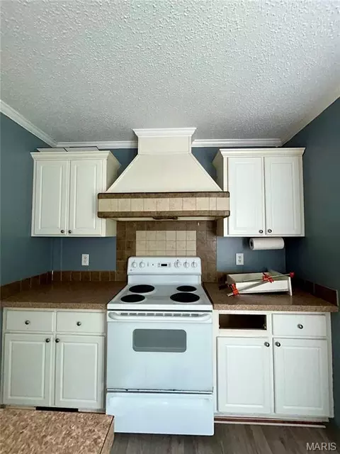 Kitchen - 323 Shamrock Ln, Bourbon, MO 65441 photo 17 of 17