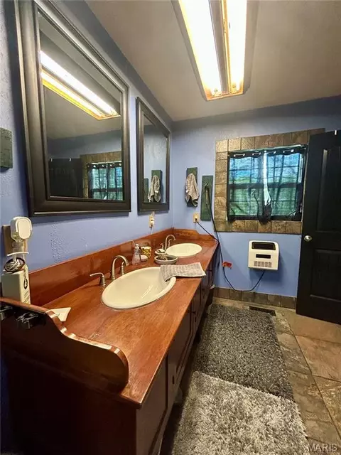 Bath - 323 Shamrock Ln, Bourbon, MO 65441 photo 10 of 12
