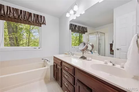 Bath - 1636 Daybreak Point Ct, Ballwin, MO 63021 photo 2 of 4