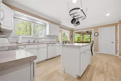 Kitchen - 1636 Daybreak Point Ct, Ballwin, MO 63021 photo 3 of 4