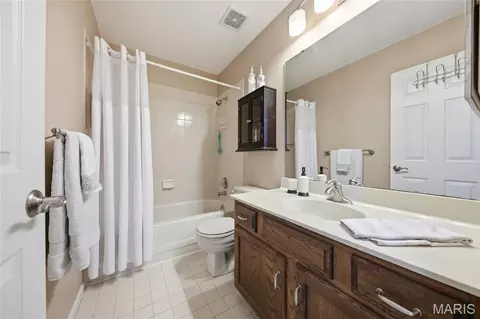 Bath - 1636 Daybreak Point Ct, Ballwin, MO 63021 photo 4 of 4