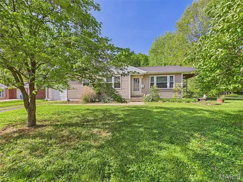 5 Saint Clair Lake Dr, Swansea, IL 62226