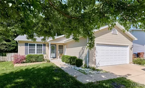 1605 Fairwood Forest Dr, Saint Peters, MO 63376