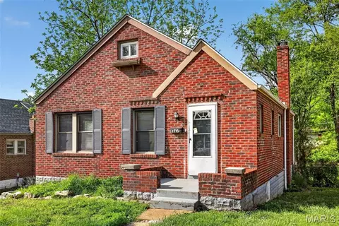 9527 Roslan Pl, Saint Louis, MO 63114