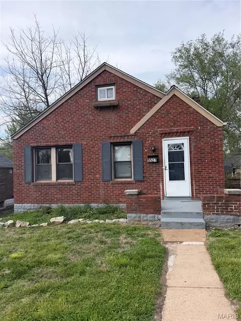9527 Roslan Pl, Saint Louis, MO 63114