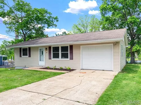 1877 Forest Ln, Pacific, MO 63069