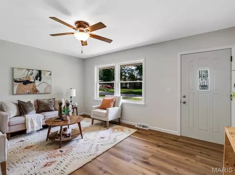 Living - 1877 Forest Ln, Pacific, MO 63069 photo 2 of 2
