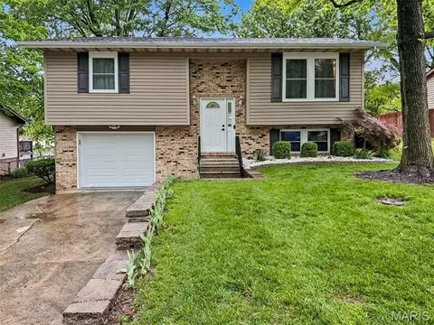 220 Glenlake Dr, Glen Carbon, IL 62034