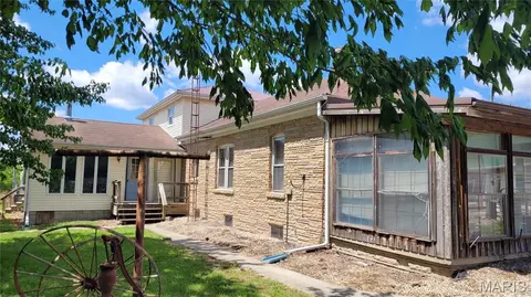 78 Frank Ln, Hillsboro, IL 62049