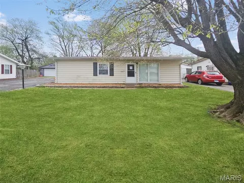 128 Saint Thomas Ln, Sauget, IL 62206