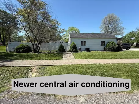 310 W Spring St, Staunton, IL 62088