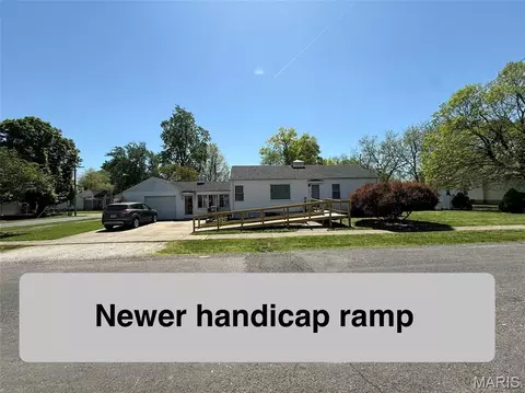 310 W Spring St, Staunton, IL 62088