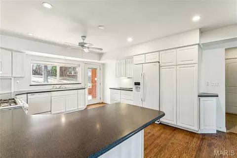 Kitchen - 9 Lochhaven Ln, Ballwin, MO 63021 photo 2 of 4