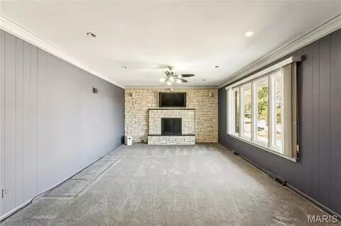 Living - 9 Lochhaven Ln, Ballwin, MO 63021 photo 4 of 5
