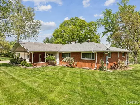 Exterior - 9 Lochhaven Ln, Ballwin, MO 63021 photo 7 of 18