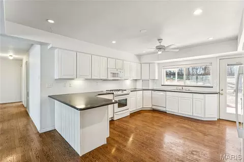 Kitchen - 9 Lochhaven Ln, Ballwin, MO 63021 photo 3 of 4
