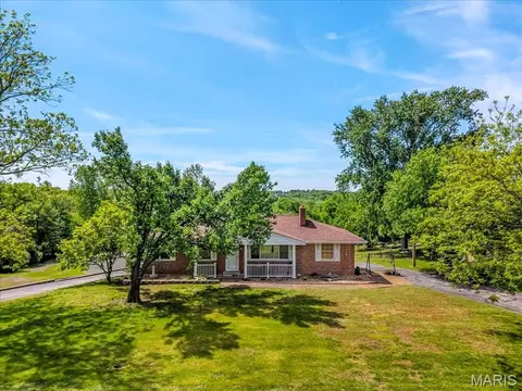 2948 Erb Rd, Saint Louis, MO 63129