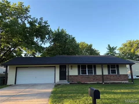 10 Brookshire Dr, Saint Peters, MO 63376