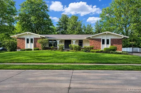 14545 Pembury Dr, Chesterfield, MO 63017