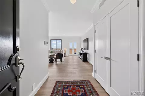 816 S Hanley Rd #14B, Clayton, MO 63105