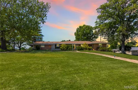 10000 Stonell Dr, Affton, MO 63123