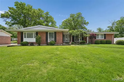 329 Meadowbrook Dr, Ballwin, MO 63011