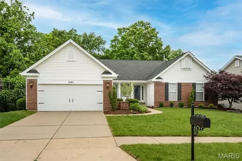2041 Avalon Ridge Cir, Fenton, MO 63026